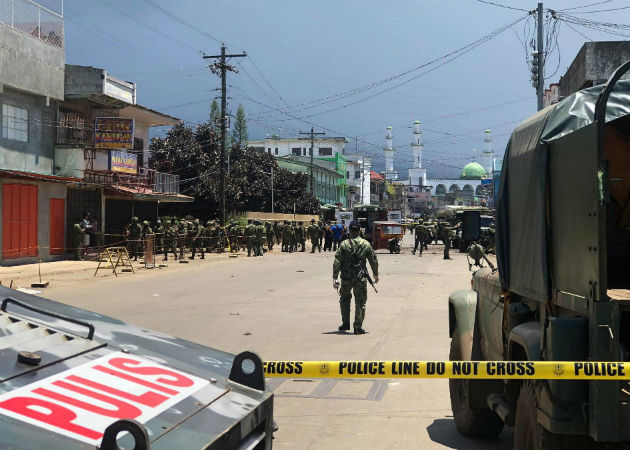 Policía y Ejército filipinos piden la ley marcial en Mindanao tras atentado El doble atentado se perpertró en una céntrica plaza de Jolo en Mindanao. Fotos: EFE.,