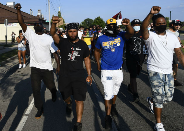 Trump defiende al joven detenido por matar a dos manifestantes en Wisconsin Las manifestaciones contra el racismo se han recrudecido en Estados Unidos. Fotos: EFE.
