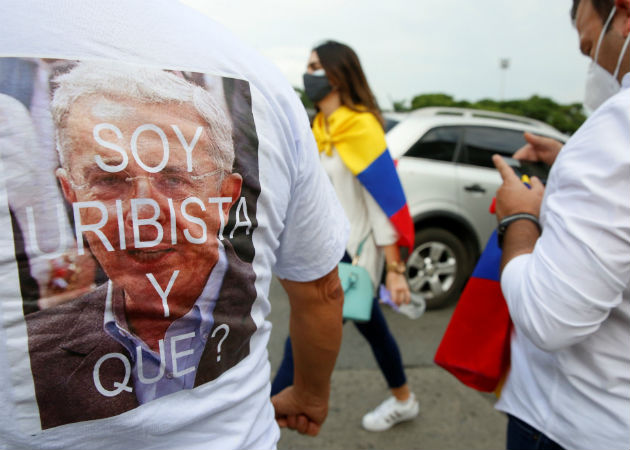 Uribe renuncia a su curul en el Senado colombiano tras detención domiciliaria Manifestaciones a favor y en contra de Uribe se han desarrollado en calles colombianas. Fotos: EFE.