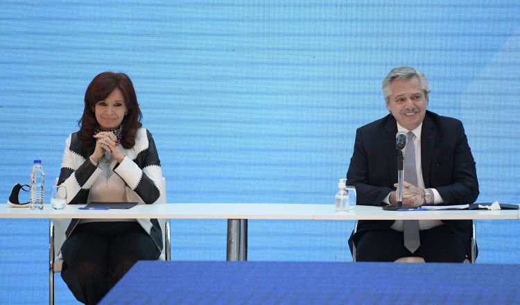 Tras  arduas negociaciones con poderosos fondos de inversión, Argentina logró un aval del 93.55% a su propuesta de reestructuración. EFE