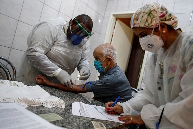 La investigación, que realizó pruebas de diagnóstico molecular en 3,000 personas, incluye a otros pacientes, en la mayoría profesionales de la salud, que nunca más sintieron síntomas y siguieron portando el virus activo por varios días. FOTO/EFE