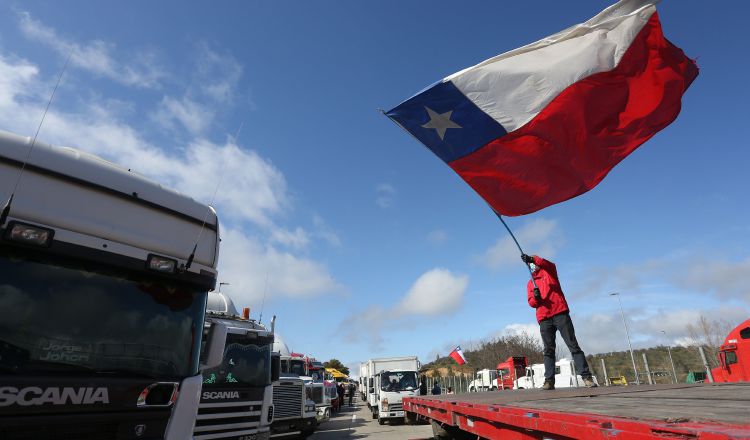 Las actividades más afectadas en Chile fueron los servicios y la construcción. EFE