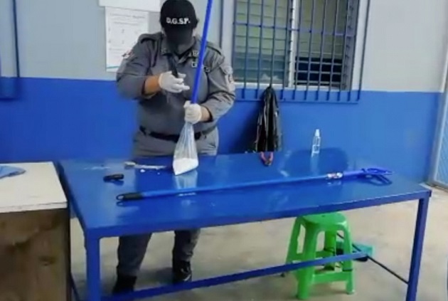 Personal custodio del centro penitenciario de la provincia de Chiriquí realiza la inspección. 