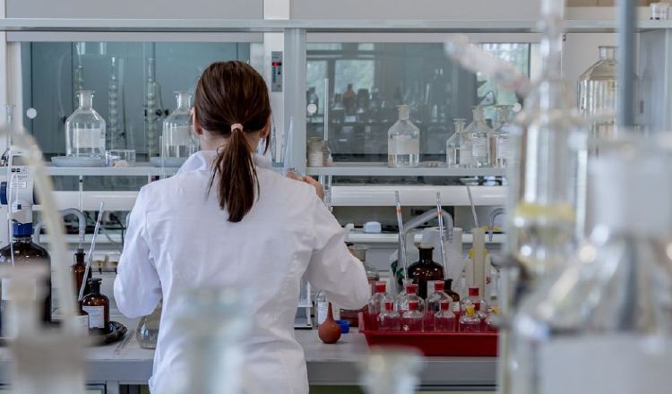 Las mujeres científicas están fuera de los puestos de liderazgos. Pixabay