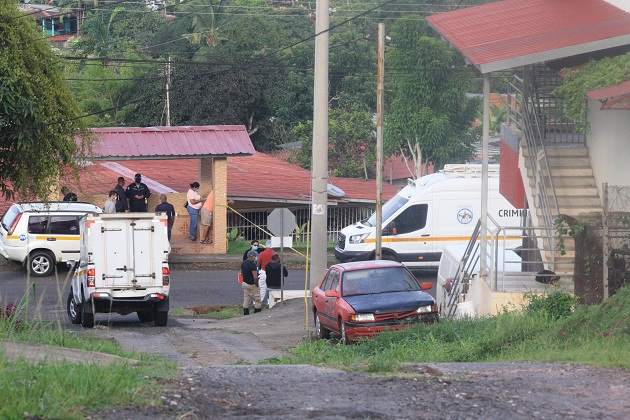 Vecinos de la Calle Chiriquí, aseguran haber escuchado detonaciones de arma de fuego en horas de la madrugada y luego un fuerte estruendo, ya que el vehículo se estrelló con un poste del tendido eléctrico.