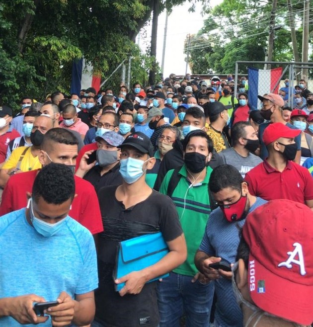 Desde las 3:00 a.m. aseguran los residentes que estaban esperando afuera de la escuela Puerto Rico.