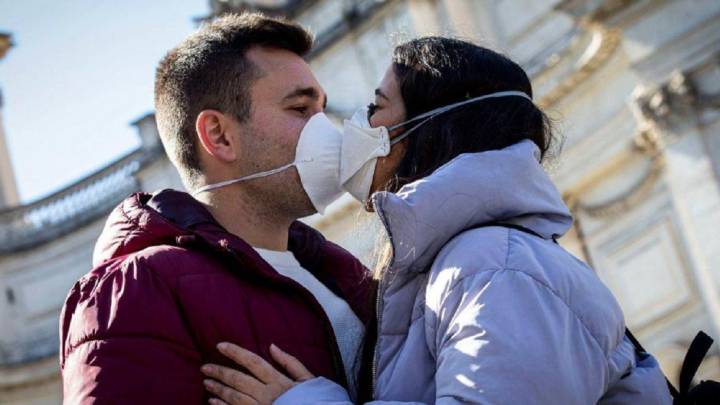 La jefa de la Salud Pública de Canadá recomienda evitar los besos y que se utilice mascarilla.