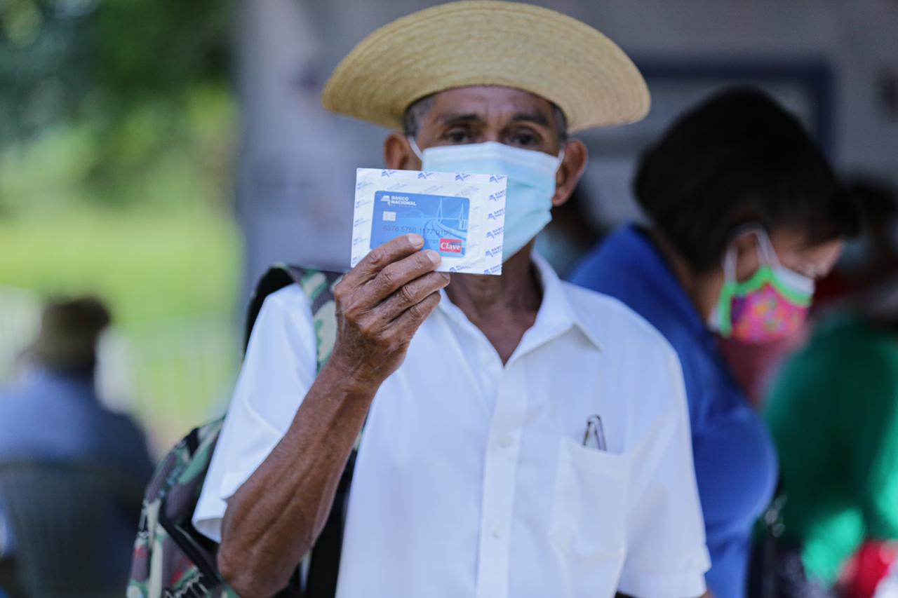 Beneficiarios en Cirí Grande recibieron hoy la tarjeta clave social. Foto cortesía