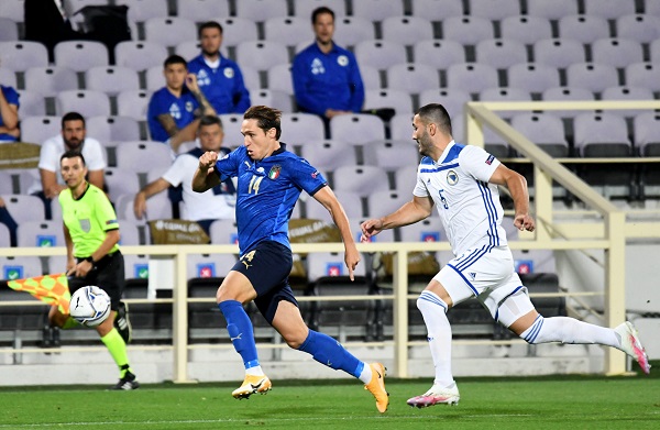 Federico Chiesa de Italia (izq.) conduce el balón ante la marca de Sead Kolasinac de Bosnia. Foto:EFE