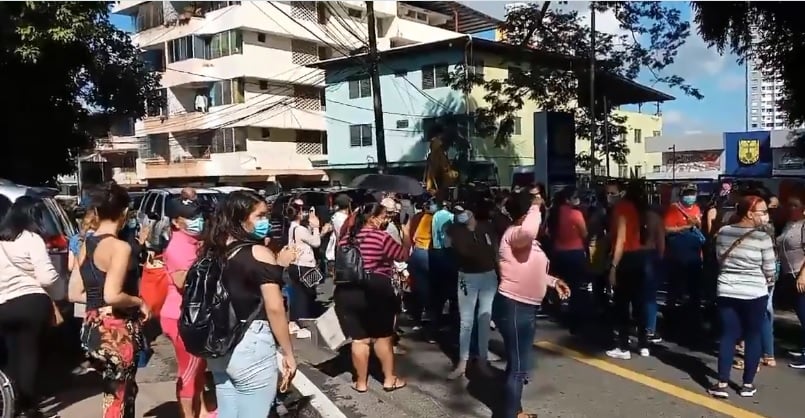 Cerraron la calle para exigir el bono solidario.