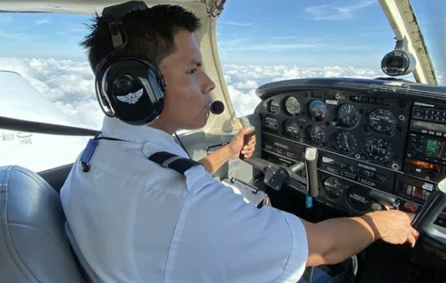 Luis Ángel Marcucci Bejerano, primero piloto de aviación oriundo de la comarca Ngäbe Buglé.