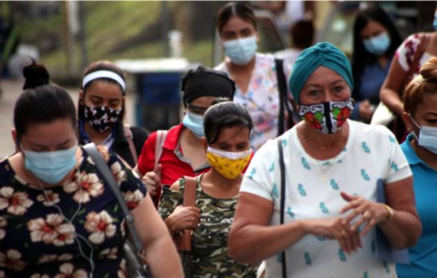 Mascarillas quirúrgicas y de telas son las que más usa la población en las calles panameñas, como medida para evitar el contagio de COVID-19.