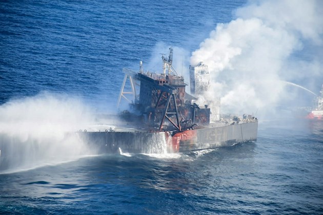 El petrolero se encuentra ahora a unas dos millas de la costa, añadió el portavoz, después de que hubiese sido remolcado mar adentro mientras se encontraba en llamas.