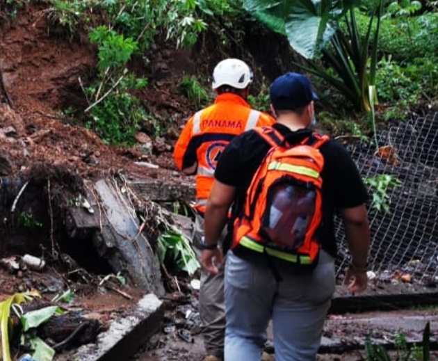 A parte de las inundaciones en varios sectores, también hubo deslizamientos de tierra.