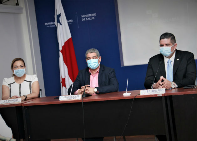 El ministro de Seguridad Pública, Juan Manuel Pino y el titular de Salud, Luis Francisco Sucre, firmaron la carta de entendimiento. Fotos: Cortesía.