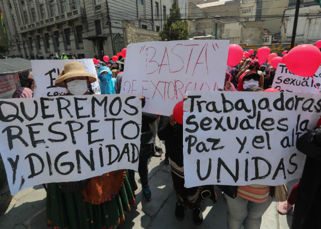 Las mujeres marcharon, muchas cubiertas de la cara, portando globos rojos y algunas vestidas enteramente de este color. Fotos: EFE.