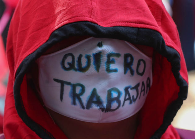 Las mujeres marcharon, muchas cubiertas de la cara, portando globos rojos y algunas vestidas enteramente de este color. Fotos: EFE.