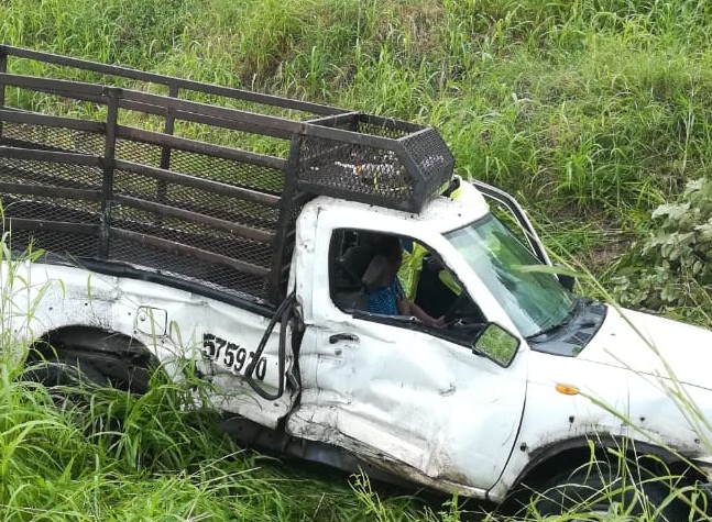 La víctima viajaba en un vehículo pick up, el cual  fue colisionado por el chófer de un camión de reparto de víveres, enviándolo al carril contrario, y es chocado por otro camión de distribución de mercancía.