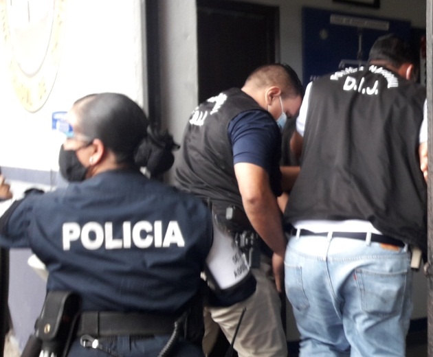 A su llegada a la sede de la estación policial de menores una gran cantidad de unidades policiales y miembros de la DIJ cubrieron a este menor y de forma muy rápida fue introducido hasta una celda que mantienen dentro de la misma.