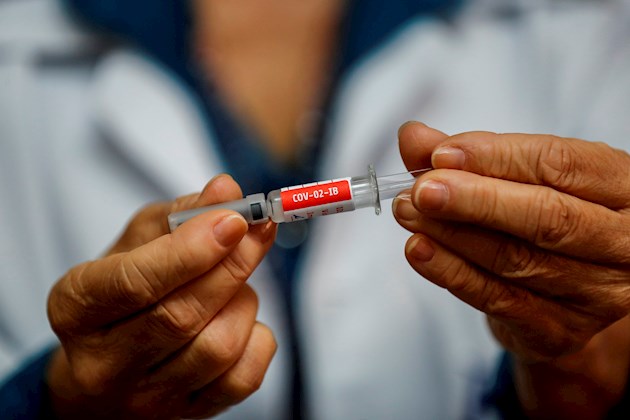 La farmacéutica sueco-británica AstraZeneca anunció que ha paralizado su ensayo clínico de la vacuna candidata con la que experimentaba porque uno de los participantes sufre