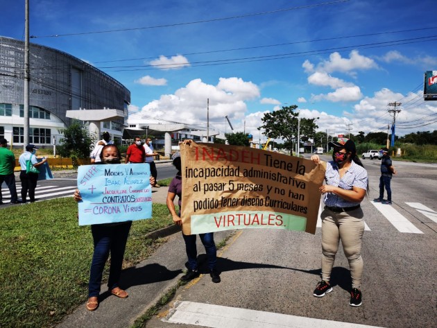 Los instructores cerraron uno de los paños en la vía Tocumen por espacio de 15 minutos y también protestaron afuera de las instalaciones del Inadeh.