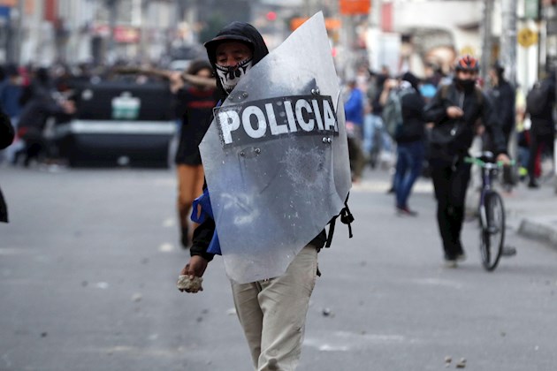 Los enfrentamientos entre los uniformados y los manifestantes se prolongaron hasta bien entrada la noche no solo en Bogotá sino también en otras ciudades como Cali y Medellín.