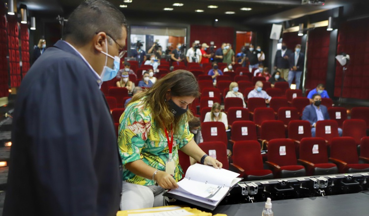 Entrega de sobres en la Presidencia de la República. 