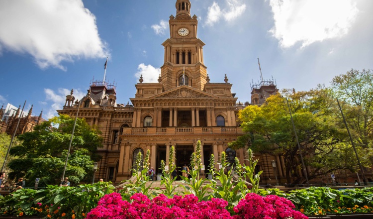 Ciudad de Sidney en verano ante el ayuntamiento.