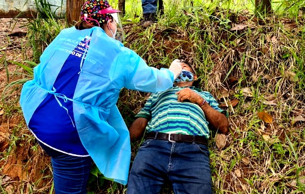 El Equipo de Respuesta Rápida realizó 1,054 pruebas de hisopados en Veraguas. Foto Minsa