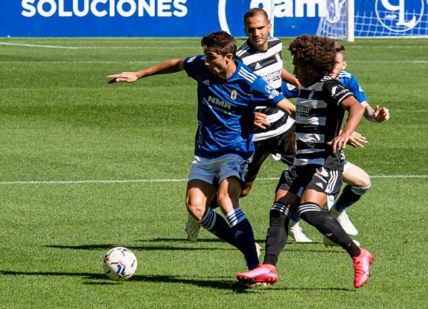 'Coco' Carrasquilla (der.) del Cartagena en el partido ante Real Oviedo. Foto: FC Cartagena