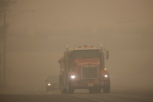 Desde que se iniciaron la mayoría de los fuegos a mediados de agosto, más de una treintena de personas han fallecido en los tres estados de la costa oeste de EE.UU. -California, Oregón y Washington- decenas de miles de vecinos siguen evacuados y hay varias personas desaparecidas.