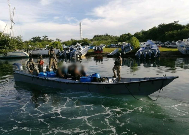 Al momento del abordaje, los bultos iban forrados en plástico color negro. Fotos: Diómedes Sánchez.