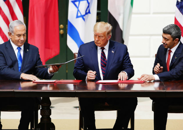 El primer ministro israelí Benjamín Natanyahu (I), el presidente de EE.UU., Donald Trump (C), y el primer ministro de Esteriores de Emiratos Árabes Unidos, Abdulá bin Zayed al Nahyan, durante la firma del acuerdo en la Casa Blanca, Washington. Foto. EFE.