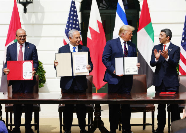 El primer ministro israelí Benjamín Natanyahu (I), el presidente de EE.UU., Donald Trump (C), y el primer ministro de Esteriores de Emiratos Árabes Unidos, Abdulá bin Zayed al Nahyan, durante la firma del acuerdo en la Casa Blanca, Washington. Foto. EFE.