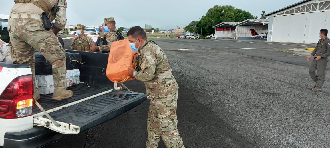 La droga incautada fue trasladada desde Isla Colón en Bocas del Toro, vía aérea hasta la base del Senan en la provincia de Veraguas, dónde unidades de esa entidad procedieron a su conteo y custodia que culminó pasadas las 9:00 de la noche del martes.