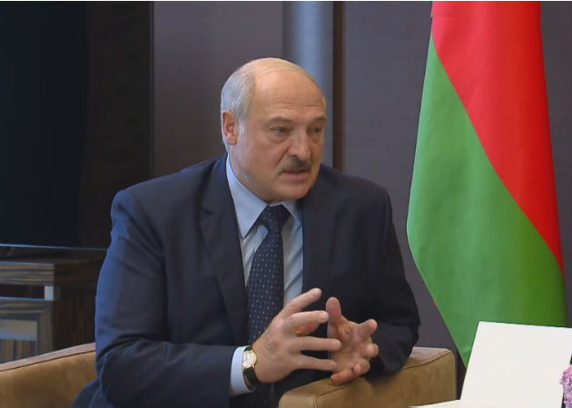 Lukashenko dijo que ha pedido a Vladímir Putin algunos tipos de armas. Fotos: EFE.