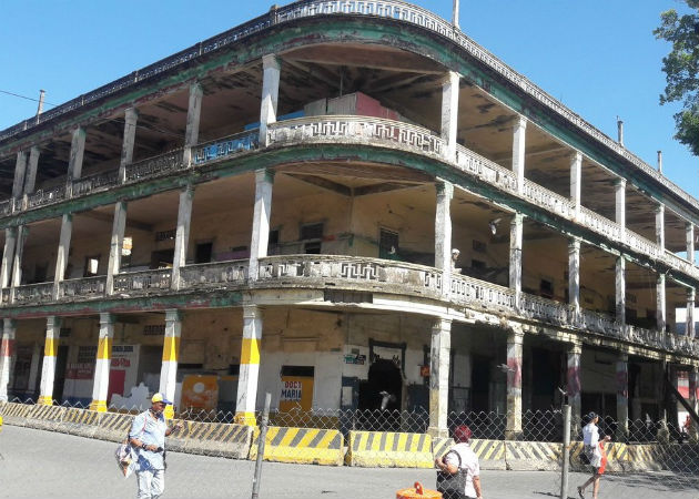  Mientra tanto, el viejo inmuble sigue deteriorándose, solo se han colocado letretos con la imagen de lo que iba a hacer la restauración. Fotos: Diómedes Sánchez.