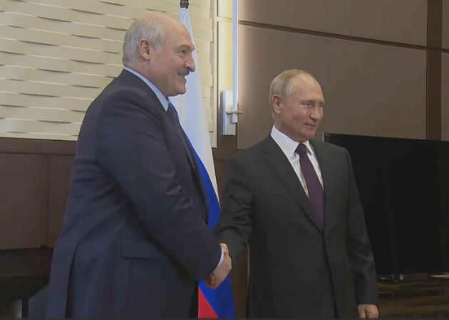 Lukashenko dijo que ha pedido a Vladímir Putin algunos tipos de armas. Fotos: EFE.