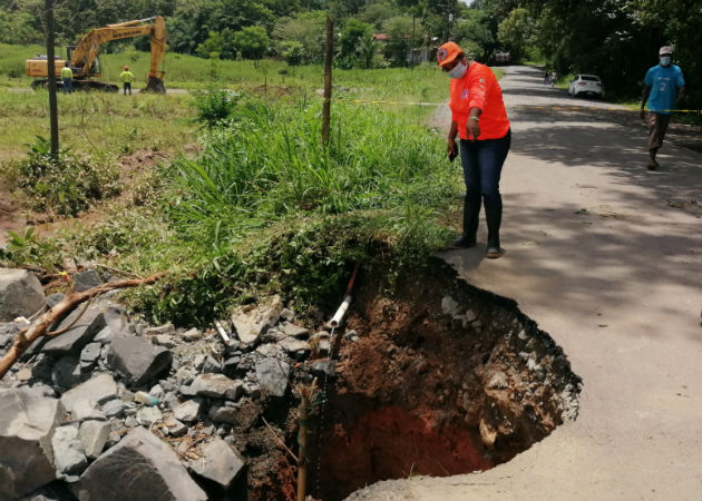 El Sistema Nacional de Protección Civil ordenó el cierre del puente vehicular.