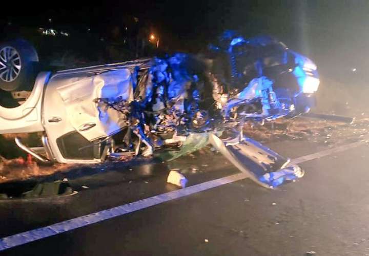 Dos autos tipo pick up colisionaron, y hubo dos personas heridas.