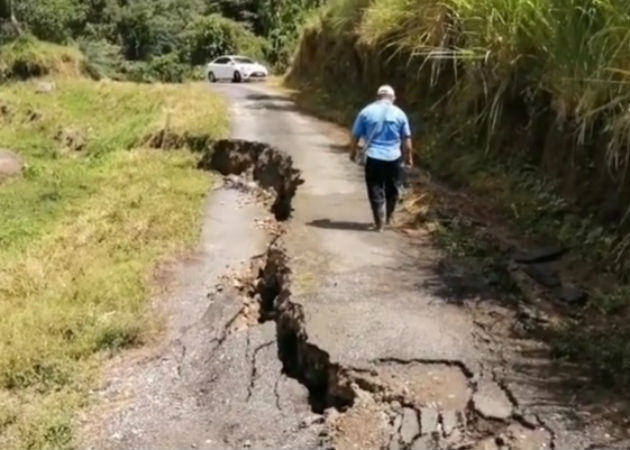 Las rajaduras y hundimientos de la carretera tiene preocupada a los residentes. Fotos: José Vásquez.