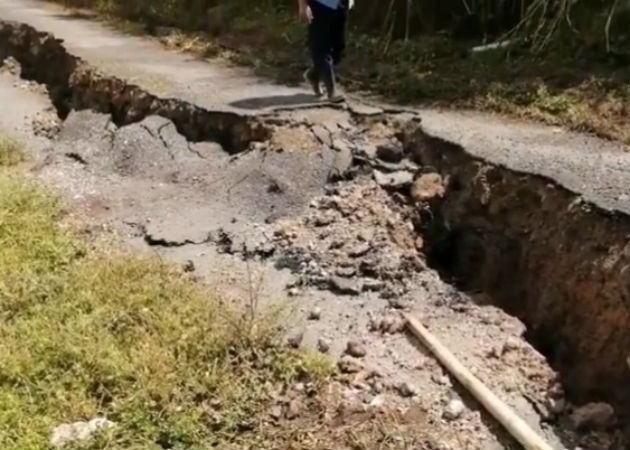 Las rajaduras y hundimientos de la carretera tiene preocupada a los residentes. Fotos: José Vásquez.