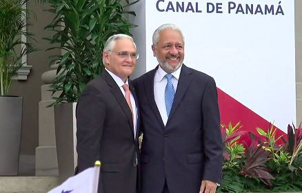 Jorge Luis Quijano, exadministrador de la ACP, junto a Ricauter Vásquez, actual administrador del Canal de Panamá.