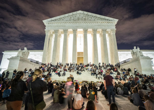 Foto archivo de los magistrados de la Corte Suprema de EE.UU., donde aparece sentada (cuarta de izq. a der.) la jueza  Ruth Bader Ginsburg. Foto: EFE