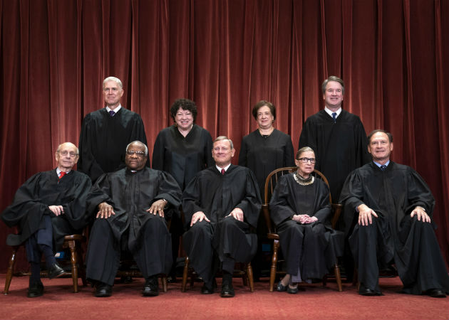 Foto archivo de los magistrados de la Corte Suprema de EE.UU., donde aparece sentada (cuarta de izq. a der.) la jueza Ruth Bader Ginsburg. Foto: EFE