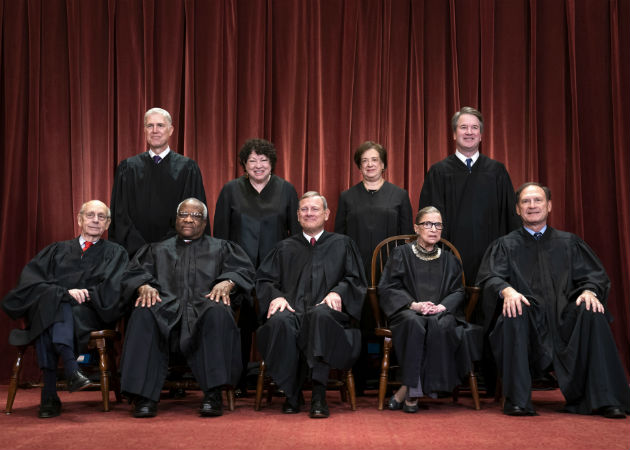 Foto archivo de los magistrados de la Corte Suprema de EE.UU., donde aparece sentada (cuarta de izq. a der.) la jueza  Ruth Bader Ginsburg. Foto: EFE