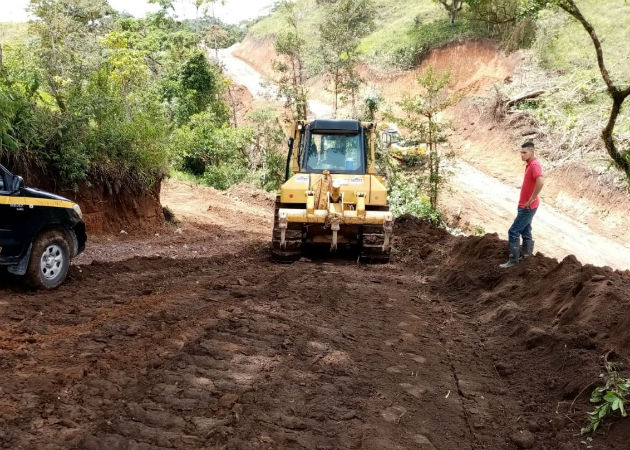 Por cuarta vez, en menos de 5 años, el MOP enfrenta hundimiento con agrietamiento. Fotos: José Vásquez.