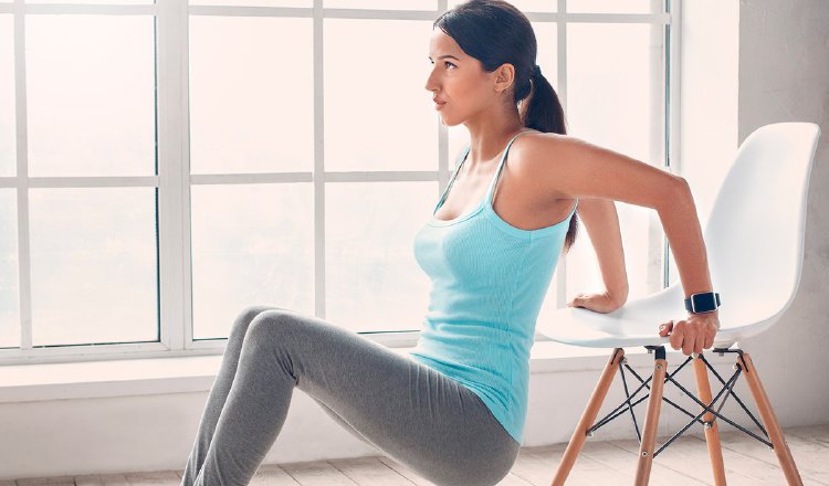 Pueden usar una silla que sea fuerte es excelente para fondos de tríceps e incluso para flexiones modificadas. EFE