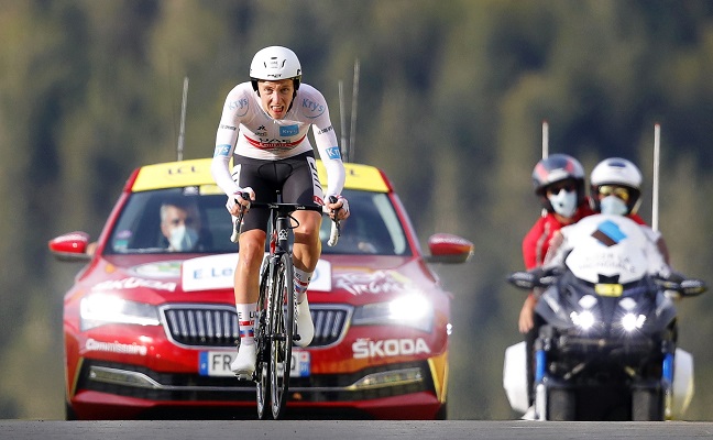 Tadej Pogacar durante la etapa de ayer. Foto:EFE