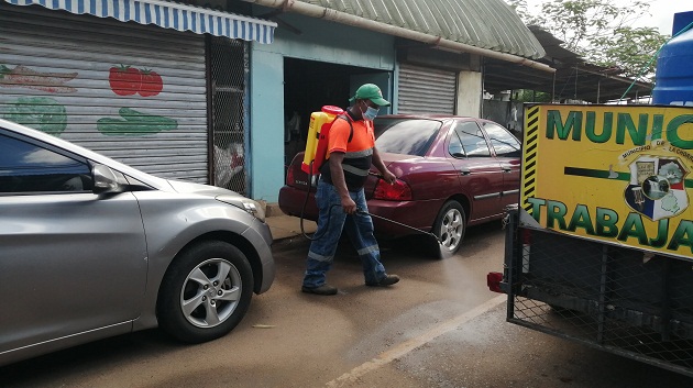 Se realizó una jornada de limpieza en las inmediaciones del Mercado de Abastos de La Chorrera. FOTO/ERIC MONTENEGRO